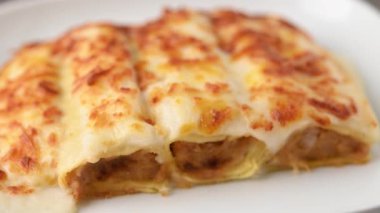 Peynirli ve Bechamel soslu fırında etli cannelloni.