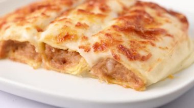 Peynirli ve Bechamel soslu fırında etli cannelloni.