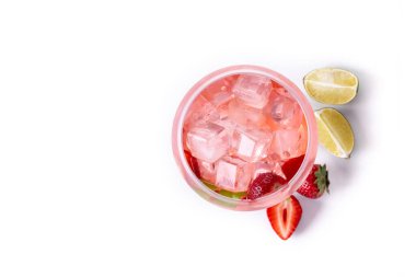 Beyaz mermer arka planda çilekli cin tonik kokteyli. Üst Manzara. Boşluğu kopyala