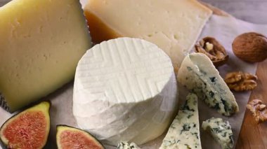  Fındıklı, incirli ve üzümlü farklı peynirler.