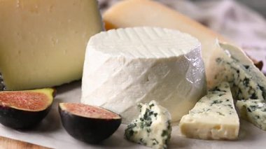  Fındıklı, incirli ve üzümlü farklı peynirler.