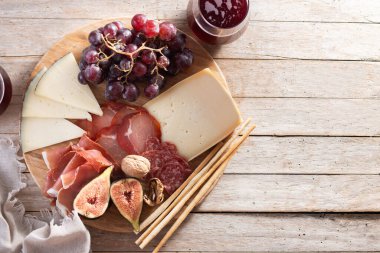 Peynirli, üzümlü ve incirli ahşap masa. Üst Manzara. Boşluğu kopyala