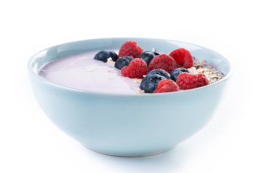 Sağlıklı meyve suyu kasesi, beyaz arka planda izole edilmiş çilekler.