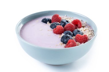 Sağlıklı meyve suyu kasesi, beyaz arka planda izole edilmiş çilekler.