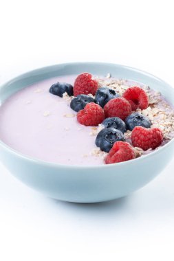 Sağlıklı meyve suyu kasesi, beyaz arka planda izole edilmiş çilekler.