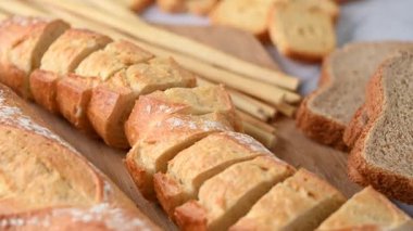  Beyaz mermer zemin üzerinde Ekmek Ürünleri çeşitleri