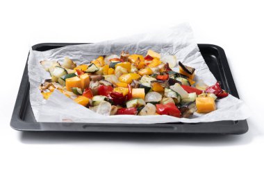 Kızarmış sebzeler, beyaz arka planda izole edilmiş bir tepside..