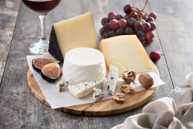 Tahta masada fındıklı, incirli, üzümlü ve şaraplı farklı peynirler. Boşluğu kopyala