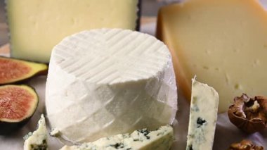  Fındıklı, incirli ve üzümlü farklı peynirler.