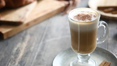 Cam Kupada Tarçınlı Akçaağaç Lattesi