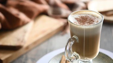 Cam Kupada Tarçınlı Akçaağaç Lattesi