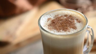 Cam Kupada Tarçınlı Akçaağaç Lattesi