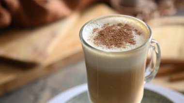 Cam Kupada Tarçınlı Akçaağaç Lattesi