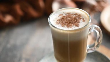 Cam Kupada Tarçınlı Akçaağaç Lattesi