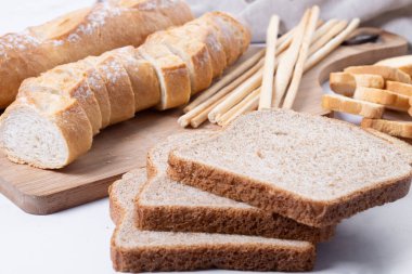 Beyaz mermer zemin üzerinde Ekmek Ürünleri çeşitleri