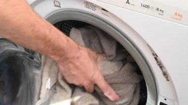 Çamaşırları çamaşır makinesinden çıkarıyorum.