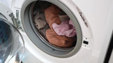 Çamaşır makinesinin kapısını içerideki çamaşırlarla kapatmak