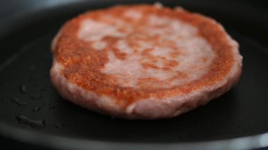 Kızartma Tavasında Sığır Burger Pişiriyorum