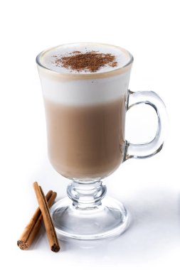 Akçaağaç Latte ve Cam Kupada Tarçın beyaz arkaplanda izole