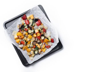 Kızarmış sebzeler, beyaz arka planda izole edilmiş bir yemek tepsisinde.