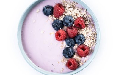 Sağlıklı meyve suyu kasesi, beyaz arka planda izole edilmiş çilekler.