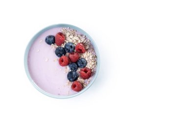 Sağlıklı meyve suyu kasesi, beyaz arka planda izole edilmiş çilekler.