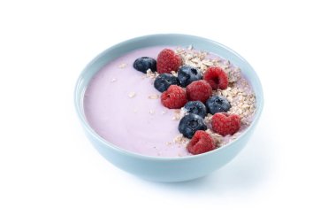 Sağlıklı meyve suyu kasesi, beyaz arka planda izole edilmiş çilekler.