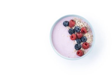 Sağlıklı meyve suyu kasesi, beyaz arka planda izole edilmiş çilekler.