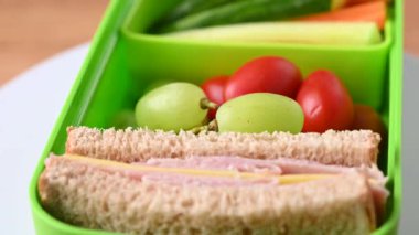 Okul için sağlıklı beslenme çantası sandviç, meyve ve sebze.