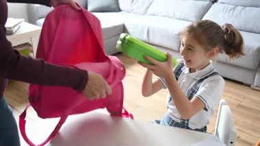 Okulun ilk gününde Anne Kızına Beslenme Kutusu Veriyor