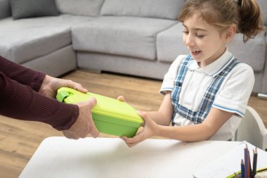 Okulun ilk gününde Anne Kızına Beslenme Kutusu Veriyor