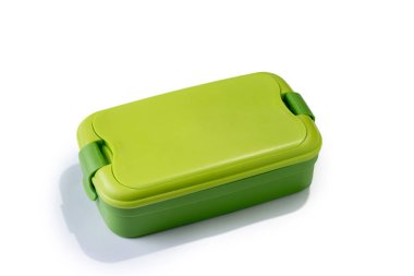 Okulun yeşil beslenme çantası beyaz arka planda izole