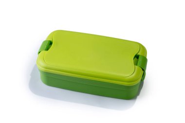 Okulun yeşil beslenme çantası beyaz arka planda izole