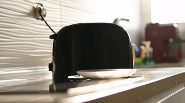 Modern Mutfakta Kahvaltı İçin Tost Hazırlanıyor