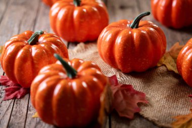 Sonbahar balkabakları sonbahar yaprakları ile kırsal ahşap arka plan