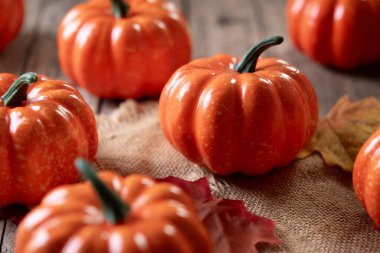 Sonbahar balkabakları sonbahar yaprakları ile kırsal ahşap arka plan