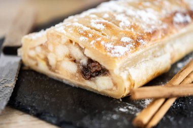 Tahta masada ev yapımı elmalı turta.