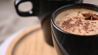 Baharatlı Chai Latte (yıldız anason ve tarçın))