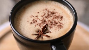 Baharatlı Chai Latte (yıldız anason ve tarçın))