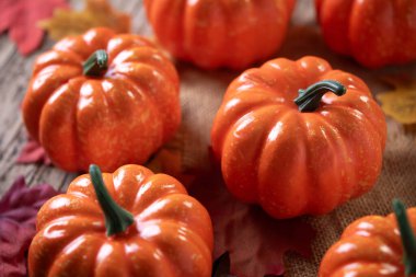 Sonbahar balkabakları sonbahar yaprakları ile kırsal ahşap arka plan