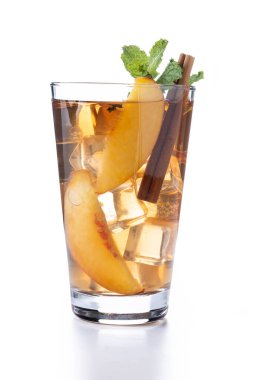  Şeftalili buzlu çayı beyaz arka planda buzlu ve tarçınlı bardakta tazeliyorum.