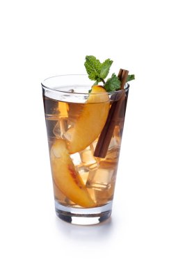  Şeftalili buzlu çayı beyaz arka planda buzlu ve tarçınlı bardakta tazeliyorum.