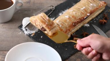 Ev yapımı elmalı turta servisi.