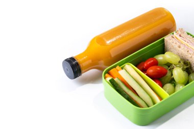 Okul için sağlıklı beslenme çantası. Beyaz arka planda izole edilmiş sandviç, meyve ve sebzeler. Boşluğu kopyala