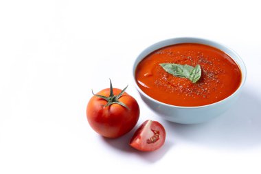 Kasede ev yapımı domates çorbası ve beyaz arka planda Basil izole edilmiş. Boşluğu kopyala