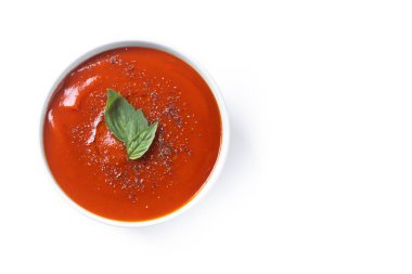 Kasede ev yapımı domates çorbası ve beyaz arka planda Basil izole edilmiş. Üst Manzara. Boşluğu kopyala