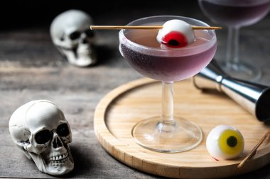 Ahşap masada şekerle süslenmiş Cadılar Bayramı kokteyli. Boşluğu kopyala