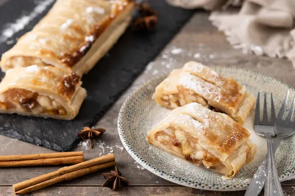 Ahşap masada ev yapımı elmalı turta dilimleri. Geleneksel Avusturya ve Alman tatlıları