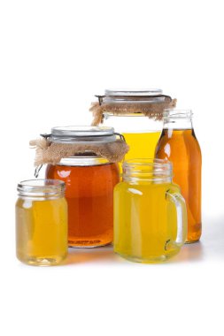 Renkli Kombucha Kavanozları ve Şişeleri beyaz arkaplanda izole edildi