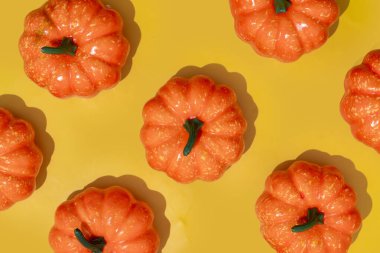 Sarı arkaplanda sonbahar balkabağı deseni